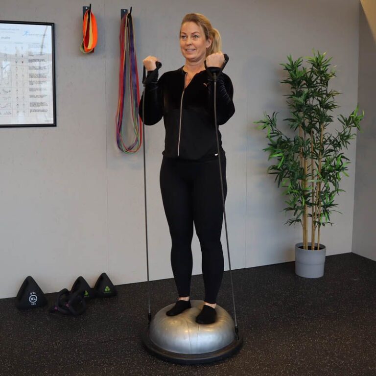 kvinna som balancerar på en balans boll
