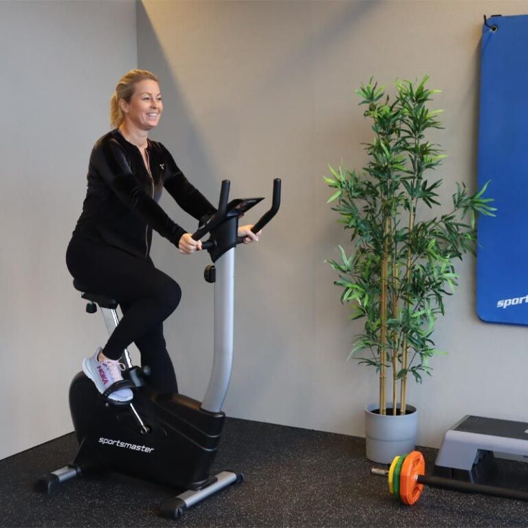 kvinna som tränar på en motionscykel inhomhus