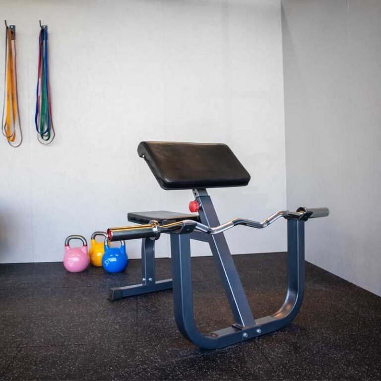 sittande biceps curl bänk med en stång och kettlebells