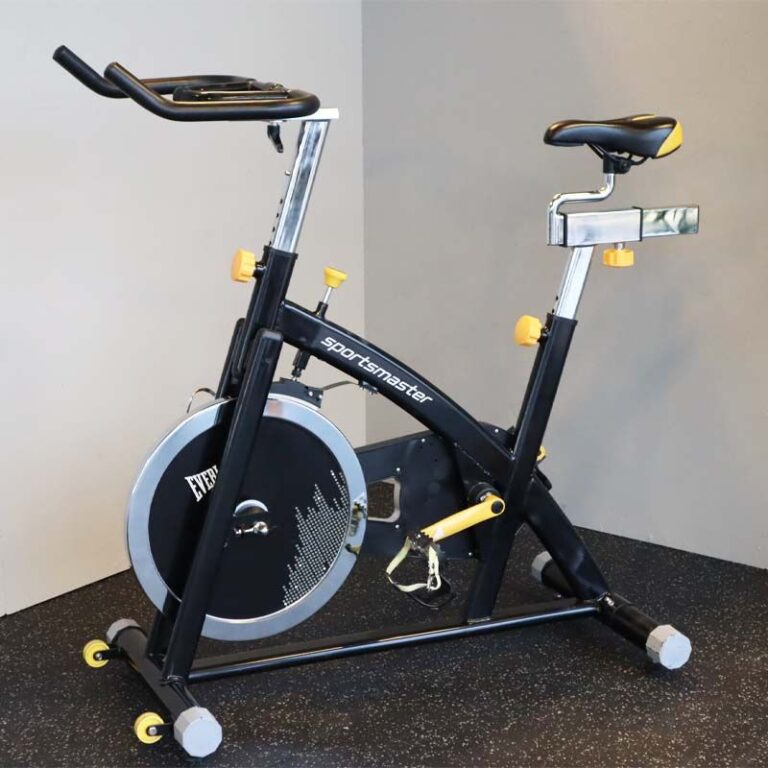 En svart stationär spinningcykel med justerbar sadel och styre, idealisk för intensiva träningspass hemma eller på gymmet