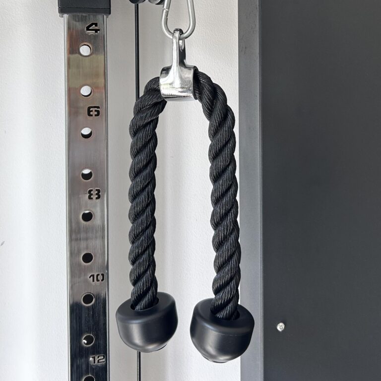 Ett svart tricepsrep fäst på en kabelmaskin med karbinhake