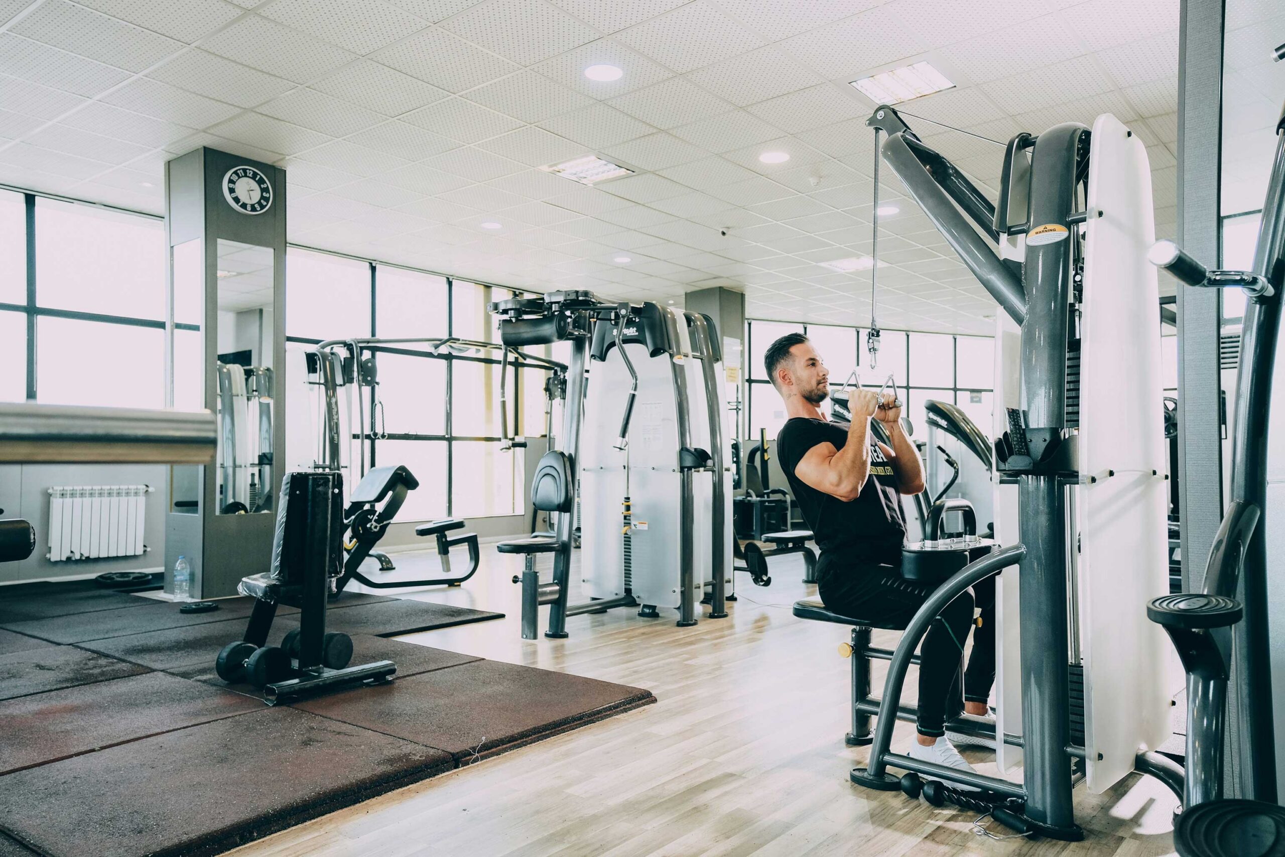 Bilden visar en man som tränar på gym i en bostadsrättsförening