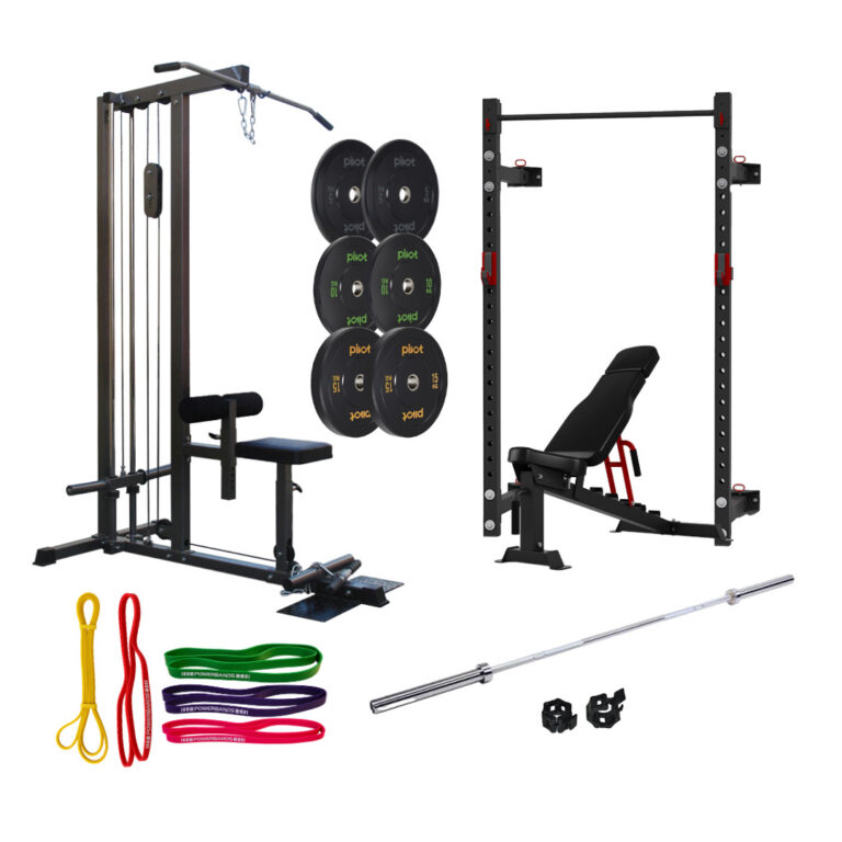 En latsdrag-maskin, 6 st svarta bumper plates, ett väggmonterat rack, en träningsbänk, en skivstång med jaw locks och ett antal gummiband