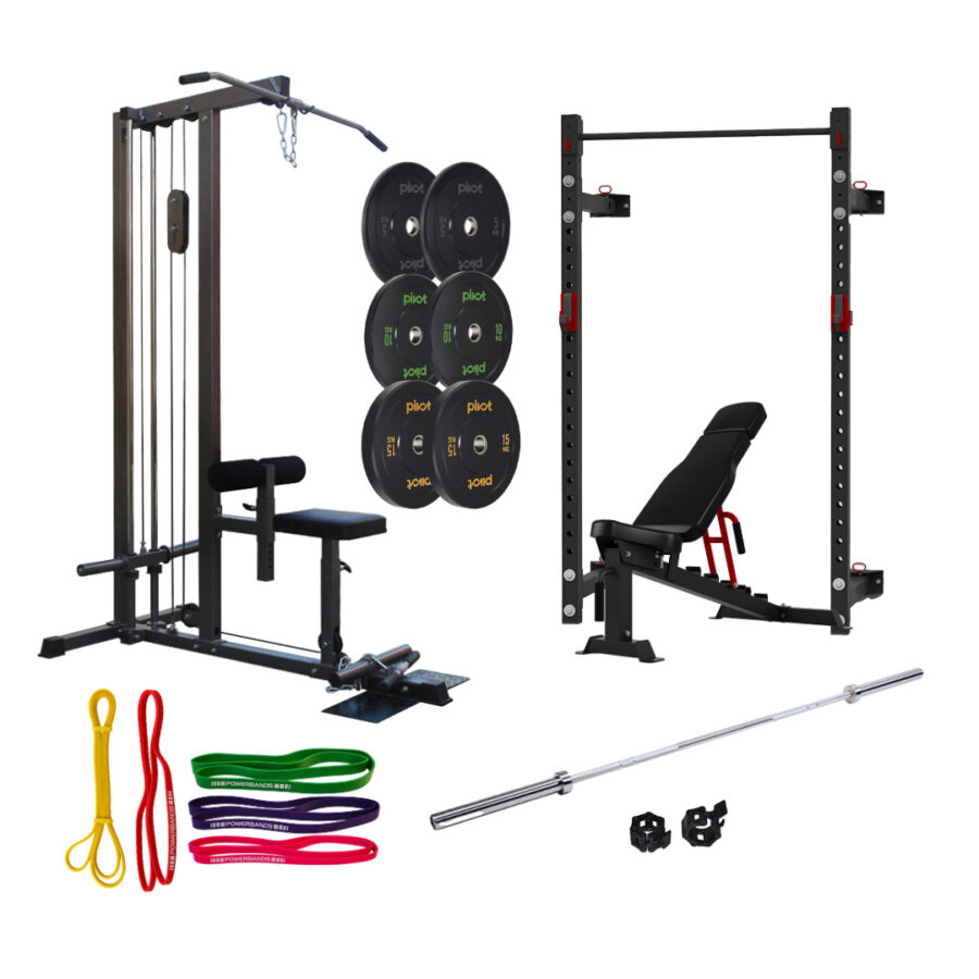 En latsdrag-maskin, 6 st svarta bumper plates, ett väggmonterat rack, en träningsbänk, en skivstång med jaw locks och ett antal gummiband
